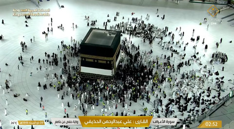 Suasana di sekitar Ka'bah di Masjidil Haram jelang wukuf di Arafah, Kamis (5/6/2025) dini hari. Foto: Youtube @qurantvsa