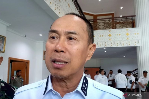Gubernur Sultra Andi Sumangerukka saat diwawancarai di Kendari, Sulawesi Tenggara, Rabu (4/6) Foto: La Ode Muh Deden Saputra/ANTARA