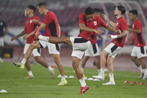 Kiper Timnas Indonesia Rizky Ridho (tengah) bersama rekan-rekannya mengikuti sesi latihan resmi jelang pertandingan kualifikasi Piala Dunia 2026 putaran ketiga Grup C di Stadion Utama Gelora Bung Karno, Jakarta, Rabu (4/6/2025). Foto: Bayu Pratama S/ANTARA FOTO