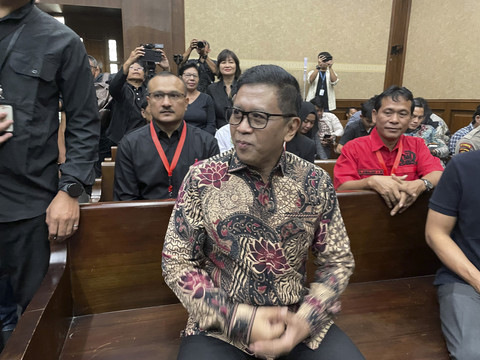 Sekjen PDIP Hasto Kristiyanto jelang sidang lanjutan kasus dugaan suap komisioner KPU RI dan perintangan penyidikan Harun Masiku, yang menjeratnya sebagai terdakwa, di Pengadilan Tipikor Jakarta, Kamis (5/6/2025). Foto: Fadhil Pramudya/kumparan