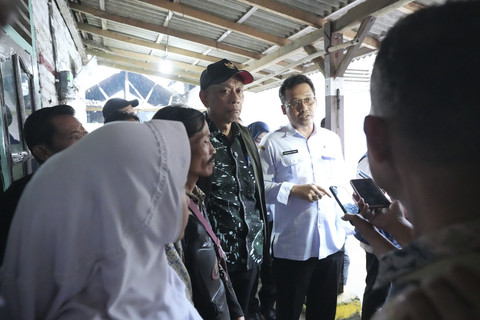 Wamensos Agus Jabo Priyono, mengunjungi rumah salah satu calon siswa Sekolah Rakyat di Tempuran, Magelang, Jateng, Rabu (4/6/2025). Foto: Dok. Kemensos