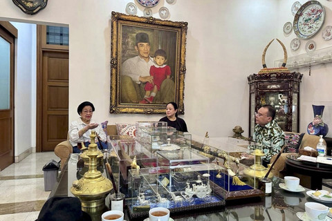 Menteri Sekretaris Negara Prasetyo Hadi dan Wakil Ketua DPR RI Sufmi Dasco Ahmad menemui Presiden Indonesia ke-5 Republik Indonesia Megawati Soekarnoputri di kediamannya. Foto: Instagram/ @sufmi_dasco