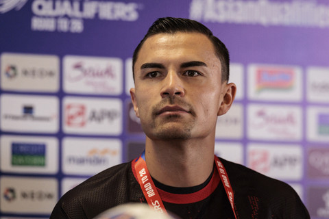 Kiper Timnas Indonesia Emil Audero Mulyadi menjawab pertanyaan wratawan saat sesi konferensi pers jelang pertandingan Kualifikasi Piala Dunia 2026 melawan Timnas China di Stadion Utama Gelora Bung Karno (SUGBK), Jakarta, Rabu (4/6/2025). Foto: Yasuyoshi Chiba/AFP