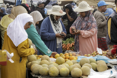 Wanita berbelanja buah di tengah persiapan menjelang Idul Adha, hari raya kurban bagi umat Islam, di pasar mingguan di Khemisset di wilayah Rabat, sekitar 100 kilometer sebelah timur ibu kota Maroko, Selasa (3/6/2025). Foto: ABDEL MAJID BZIOUAT/AFP