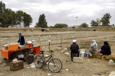  kios penjual teh terlihat di sebelah alun-alun pasar ternak yang kosong di pasar mingguan di Khemisset di wilayah Rabat, sekitar 100 kilometer sebelah timur ibu kota Maroko, Selasa (3/6/2025). Foto: ABDEL MAJID BZIOUAT/AFP