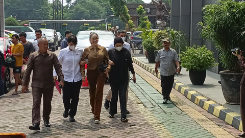 Artis Nikita Mirzani saat dilimpahkan ke Kejaksaan Negeri Jakarta Selatan. Foto: Aprilandika Pratama/kumparan