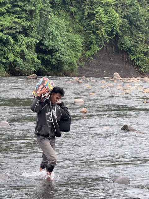 Warga Desa Piring Tapiko meniti sungai. Dok: Hedi/kumparan