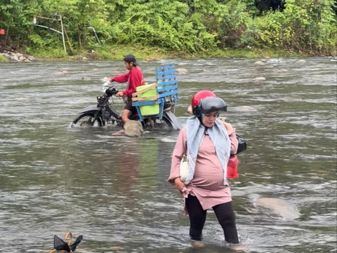 Ibu hamil di Desa Piring Tapiko meniti sungai. Dok: Hedi/kumparan