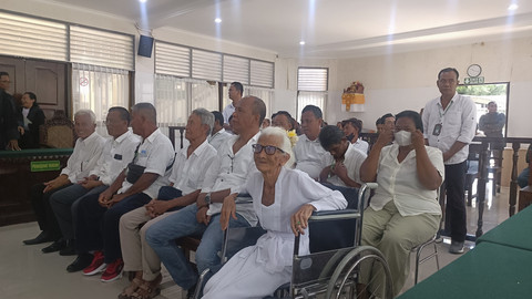 Nenek I Nyoman Reja bersama 16 terdakwa lain saat menjalani sidang dengan agenda putusan sela di PN Denpasar. Foto: Denita BR Matondang/kumparan