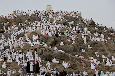 Umat Islam memadati Jabal Rahmah jelang wukuf di Arafah, Arab Saudi, Kamis (5/6/2025). Foto: Khaled Abdullah/Reuters