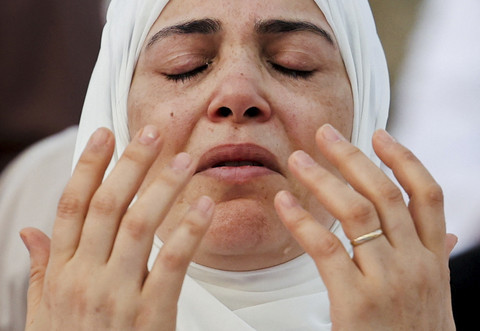 Umat Islam berdoa jelang wukuf di Jabal Rahmah, Arafah, Arab Saudi, Kamis (5/6/2025). Foto: Khaled Abdullah/Reuters