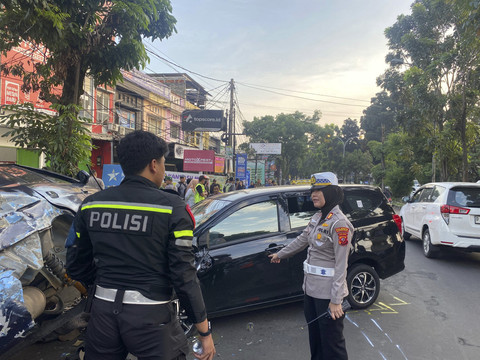 Kecelakaan  Toyota Calya dan Soluna di Jalan Achmad Adna Wijaya, Kota Bogor, Kamis (5/6), sekitar pukul 05.45 WIB. Foto: Istimewa