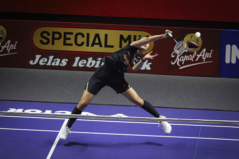 Pebulu tangkis tunggal putri Indonesia Putri Kusuma Wardani mengembalikan kok ke arah lawannya tunggal putri Thailand Supanida Katethong pada babak 16 besar Indonesia Open 2025 di Istora Senayan, Jakarta, Kamis (5/6/2025). Foto: Iqbal Firdaus/kumparan