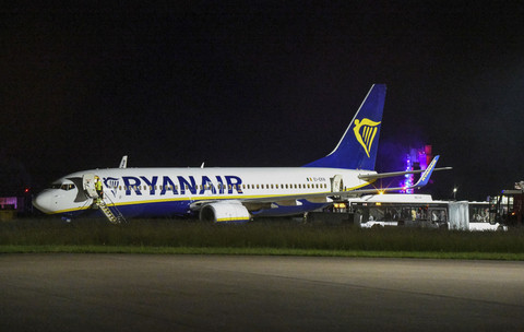 Sebuah jet penumpang Ryanair berdiri di apron saat pesawat melakukan pendaratan darurat akibat turbulensi di Bandara Memmingen, Jerman selatan, Rabu (4/6/2025). Foto: Jason Tschepljakow/AP Photo