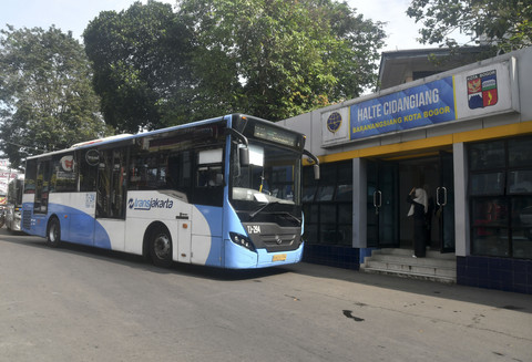 Calon penumpang bersiap menaiki bus Transjabodetabek rute P11 Bogor-Blok M di halte Cidangiang, Kota Bogor, Jawa Barat, K... </div>
<div class=