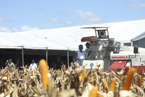 Momen Prabowo lepas ekspor perdana 1.200 ton jagung Indonesia ke Malaysia di Kalimantan Barat, Kamis (5/6/2025).  Foto: Dok. Tim Media Prabowo