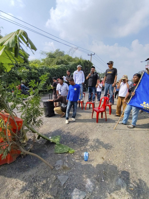 Warga melakukan aksi protes terkait ruas jalan di jalur Pantura Karawang kondisinya rusak parah, Kamis (5/6/2025). Foto: kumparan