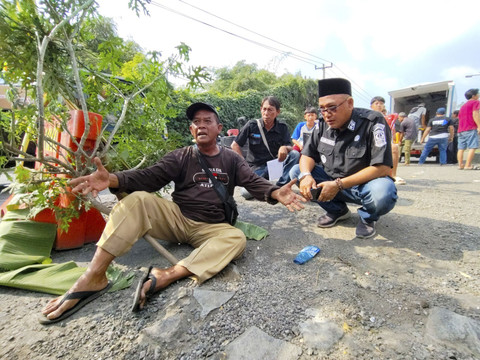 Warga melakukan aksi protes terkait ruas jalan di jalur Pantura Karawang kondisinya rusak parah, Kamis (5/6/2025). Foto: kumparan