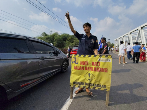 Warga melakukan aksi protes terkait ruas jalan di jalur Pantura Karawang kondisinya rusak parah, Kamis (5/6/2025). Foto: kumparan