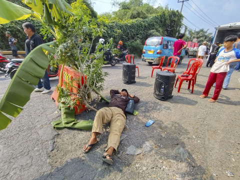 Warga melakukan aksi protes terkait ruas jalan di jalur Pantura Karawang kondisinya rusak parah, Kamis (5/6/2025). Foto: kumparan