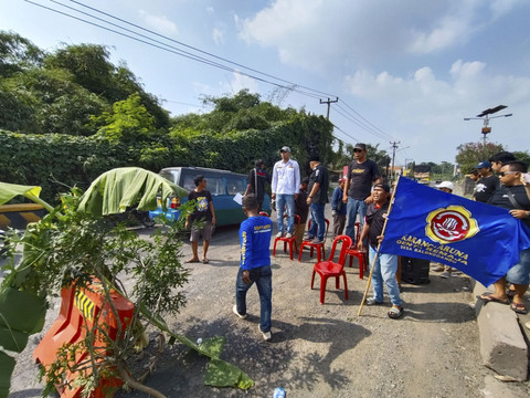 Warga melakukan aksi protes terkait ruas jalan di jalur Pantura Karawang kondisinya rusak parah, Kamis (5/6/2025). Foto: kumparan