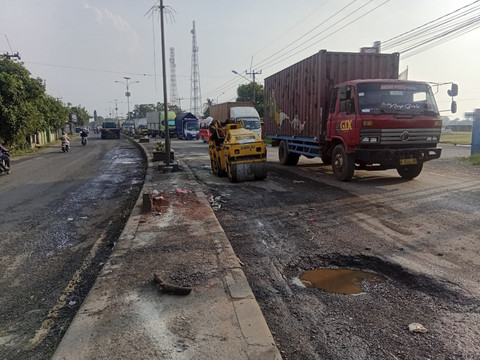 Ruas jalan di jalur Pantura Karawang kondisinya rusak parah, Kamis (5/6/2025). Foto: kumparan