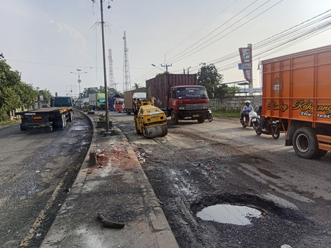 Ruas jalan di jalur Pantura Karawang kondisinya rusak parah, Kamis (5/6/2025). Foto: kumparan