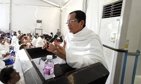 Menteri Agama Nasaruddin Umar memimpin doa wukuf di Arafah, Arab Saudi. Foto: Youtube/Kemenag RI