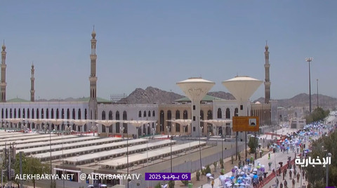 Suasana di luar Masjid Namirah jelang wukuf di Arafah, Kamis (5/6/2025). Foto: AlekbhariyaTV
