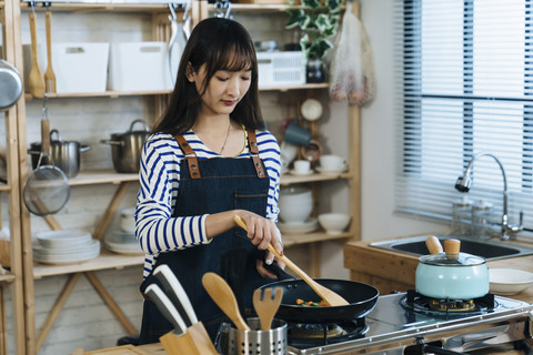 Ilustrasi Ibu Memasak. Foto: PR Image Factory/Shutterstock