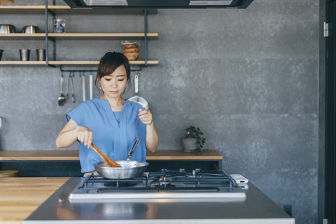 Ilustrasi Ibu Memasak dengan Kompor Gas. Foto: buritora/Shutterstock