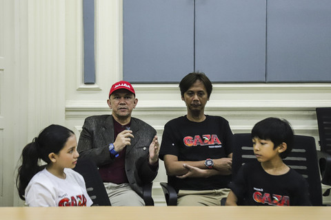 Gaza Ustadz Erick, Jastis serta pemeran film Amna Syahab dan Azamy Sauqi menjawab pertanyaan wartawan saat berkunjung ke kumparan di Pasar Minggu, Rabu (4/6/2025). Foto: Darryl Ramadhan/kumparan
