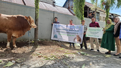 Penyerahan hewan kurban dari Pegadaian Kanwil V Manado ke Masjid Raya Ahmad Yani, Kamis (5/6).