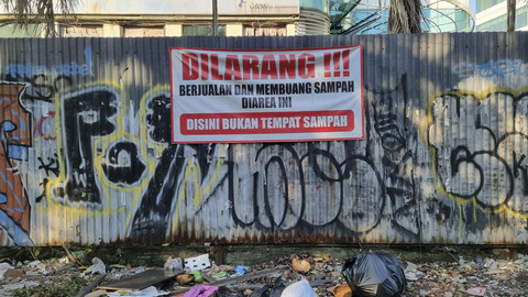 Tumpukan sampah di Jalan Arjuno No. 93, Kecamatan Sawahan, Kota Surabaya, Kamis (5/6/2025). Foto: Farusma Okta Verdian/kumparan