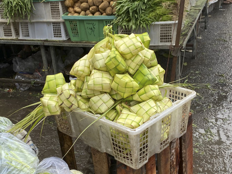 Penjual kulit ketupat di Pasar Minggu, Jakarta, Kamis (5/6/2025). Foto: Muhammad Fhandra Hardiyon/kumparan