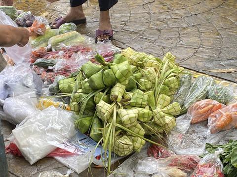 Penjual kulit ketupat di Pasar Minggu, Jakarta, Kamis (5/6/2025). Foto: Muhammad Fhandra Hardiyon/kumparan