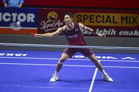 Pebulu tangkis tunggal putra Indonesia Jonatan Christie mengembalikan kok ke arah tunggal putra Hong Kong Lee Cheuk Yiu pada babak 16 besar Kapal Api Indonesia Open 2025 di Istora Senayan, Gelora Bung Karno, Jakarta, Kamis (5/6/2025). Foto: Rivan Awal Lingga/ANTARA FOTO