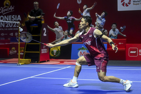 Pebulu tangkis tunggal putra Indonesia Jonatan Christie mengembalikan kok ke arah tunggal putra Hong Kong Lee Cheuk Yiu pada babak 16 besar Kapal Api Indonesia Open 2025 di Istora Senayan, Gelora Bung Karno, Jakarta, Kamis (5/6/2025). Foto: Rivan Awal Lingga/ANTARA FOTO