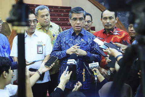 Menaker Yassierli wawancara bersama awak media di Ruang Tridharma Kemnaker, Jakarta, Kamis (5/6/2025). Foto: Kemnaker RI