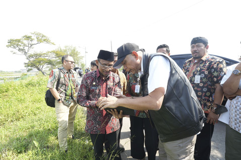 Wamensos Agus Jabo didampingi Bupati Kendal Dyah Kartika Permanasari meninjau lokasi  pembangunan Sekolah Rakyat di Desa Bandengan, Kecamantan Kendal, Kabupaten Kendal, Kamis (5/6/2025). Foto: Kemensos RI