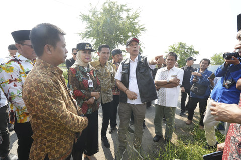 Wamensos Agus Jabo didampingi Bupati Kendal Dyah Kartika Permanasari meninjau lokasi  pembangunan Sekolah Rakyat di Desa Bandengan, Kecamantan Kendal, Kabupaten Kendal, Kamis (5/6/2025). Foto: Kemensos RI