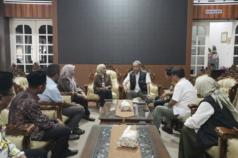 Wamensos Agus Jabo didampingi Bupati Kendal Dyah Kartika Permanasari meninjau lokasi  pembangunan Sekolah Rakyat di Desa Bandengan, Kecamantan Kendal, Kabupaten Kendal, Kamis (5/6/2025). Foto: Kemensos RI