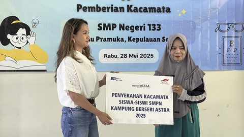 Astra bersama PERDAMI gelar pemeriksaan mata dan bagi kacamata gratis di SMPN 133 Jakarta di Pulau Pramuka, Kepulauan Seribu, Rabu (28/4/2025). Foto: Kelik Wahyu/kumparan