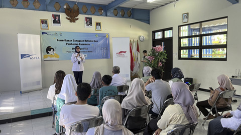 Astra bersama PERDAMI gelar pemeriksaan mata dan bagi kacamata gratis di SMPN 133 Jakarta di Pulau Pramuka, Kepulauan Seribu, Rabu (28/4/2025). Foto: Kelik Wahyu/kumparan