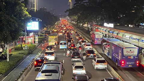 Arus lalu lintas di Jalan Jenderal Sudirman, Jakarta Pusat, jelang laga Indonesia vs China, Kamis (5/6/2025). Foto: Jonathan Devin/kumparan