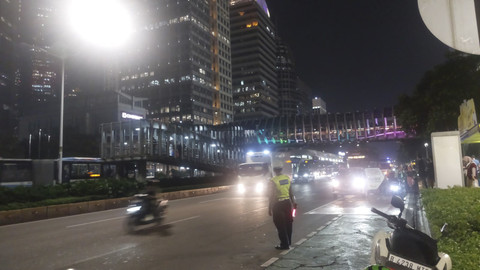 Arus lalu lintas di Jalan Jenderal Sudirman, Jakarta Pusat, jelang laga Indonesia vs China, Kamis (5/6/2025). Foto: Jonathan Devin/kumparan