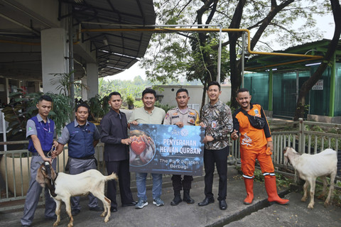 The Park Pejaten membagikan 10 ekor kambing menjelang Idul Adha kepada warga sekitar pada Rabu (4/6/2025). Foto: Dok. Istimewa