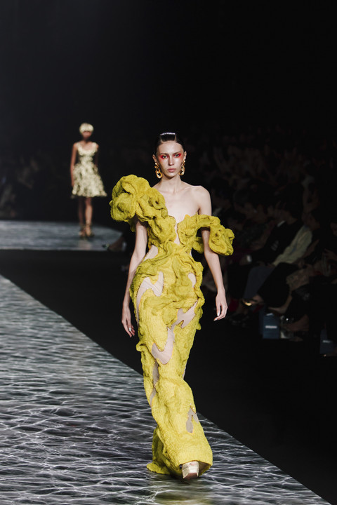 Koleksi haute couture Eddy Betty bertajuk Luminescence. Foto: Dok. Eddy Betty