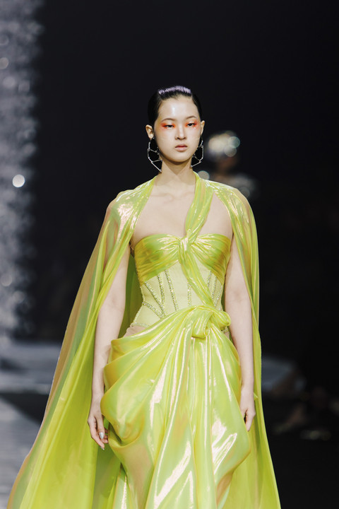 Koleksi haute couture Eddy Betty bertajuk Luminescence. Foto: Dok. Eddy Betty