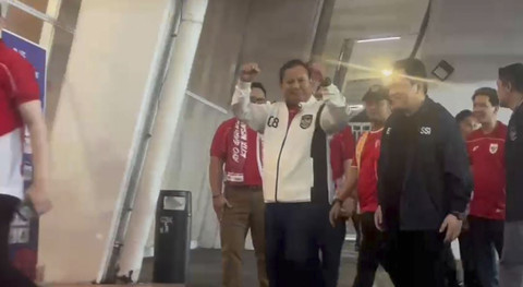 Presiden Republik Indonesia Prabowo Subianto, hadir langsung di Stadion Utama Gelora Bung Karno (GBK), Jakarta, untuk menyaksikan laga antara Timnas Indonesia melawan China, Kamis (5/6/2025) malam. Foto: Zamachsyari/kumparan